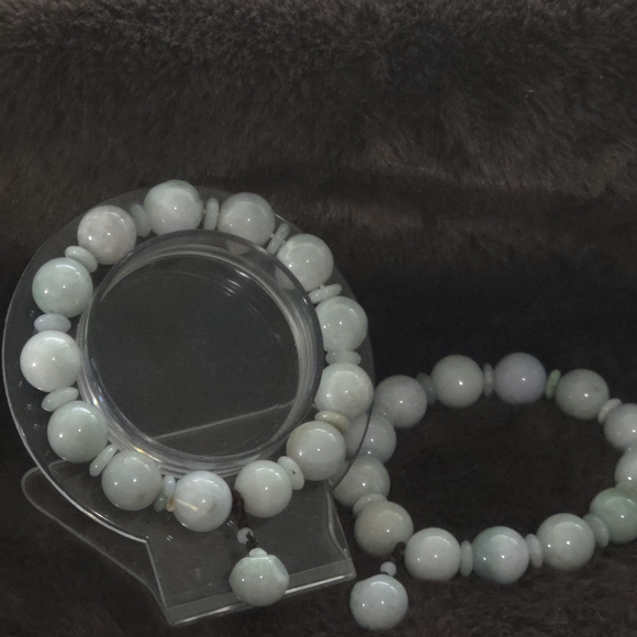 Elegant Jade Beaded Bracelet - Picture 3 of 5